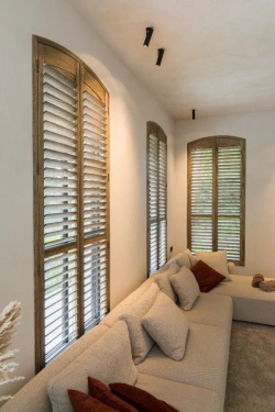 karakteristieke-houten-shutters-in-woonkamer-met-stijl.jpg