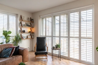 shutters-blancs-dans-un-salon-d-une-maison-mitoyenne.jpg