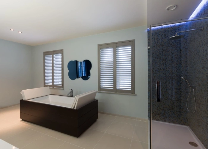 Shutters en plastique en salle de bain