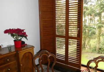 Bruine houten shutters in woonkamer