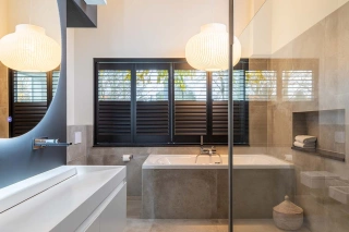 shutters-noirs-dans-salle-de-bain.jpg