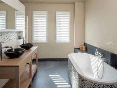 Shutters blancs dans la salle de bain